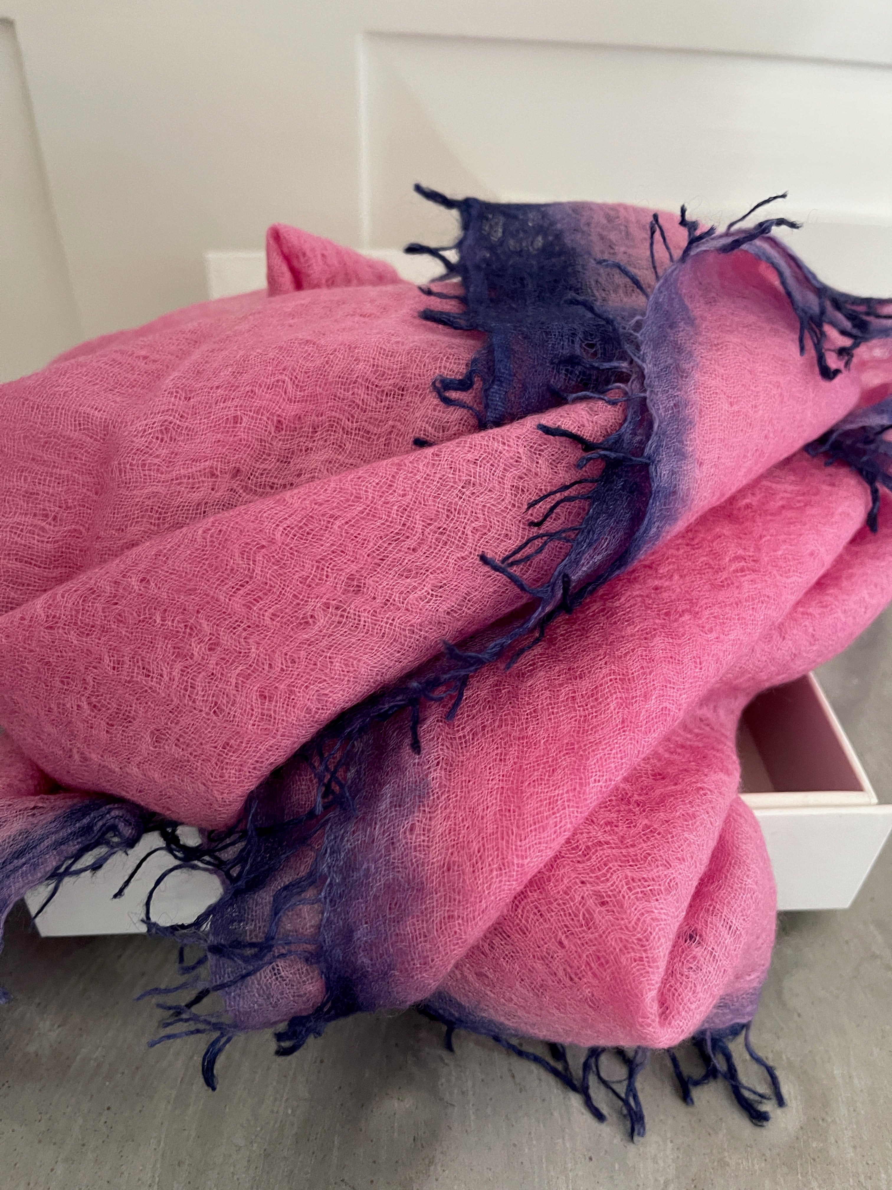 cloud cashmere-Pink with Indigo dip trim